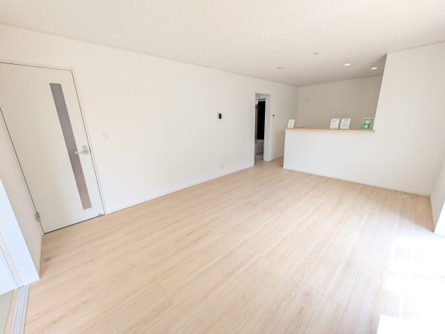 土浦市生田町　第4　新築戸建　2号棟の居間・リビング|家族の会話が自然と弾む、広々としたゆとりのLDK。南西向きの窓からたっぷりの光が射し込む明るく快適な空間です。