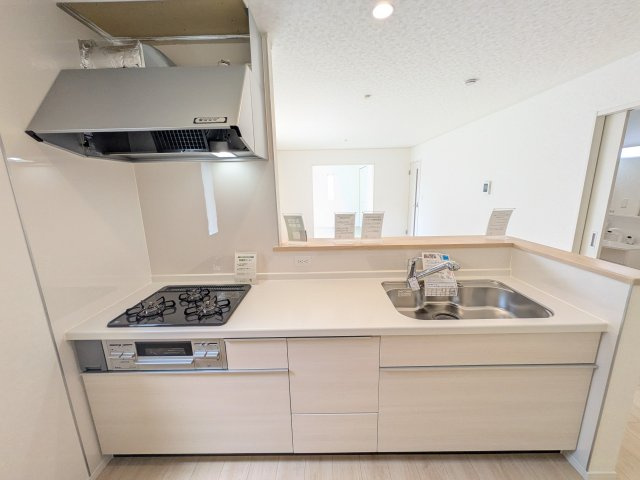 土浦市生田町　第4　新築戸建　2号棟のキッチン|対面式カウンターでリビングとの一体感を演出。使いやすい動線と豊富な収納で、毎日の料理時間も快適に過ごせます。