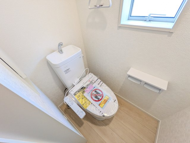 土浦市生田町　第4　新築戸建　2号棟のトイレ|少ない水でもパワフルに洗浄する節水設計。清潔さと機能性を両立させた、毎日気持ち良く使えるトイレ空間です。