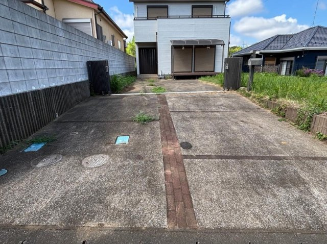 八街市吉倉　中古戸建の駐車場|内装リフォーム令和8年8月 温泉のある分譲地内 都市ガス 駐車4台可能 閑静な分譲地内