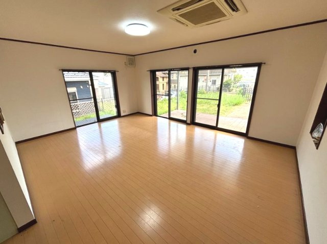 八街市吉倉　中古戸建の居間・リビング|内装リフォーム令和8年8月 温泉のある分譲地内 都市ガス 駐車4台可能 閑静な分譲地内