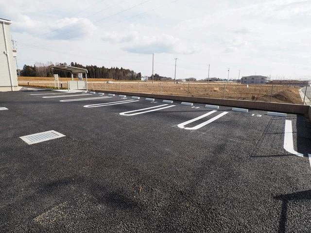 ハーモニスタの駐車場|広々とした駐車場で、車の出し入れもスムーズです