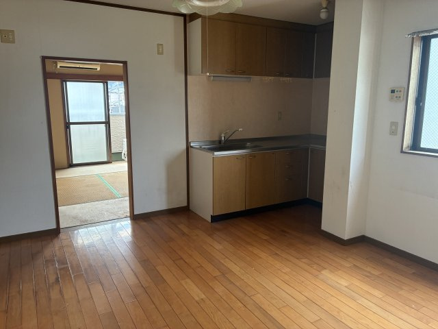 東新川　テナント兼住居の居間・リビング