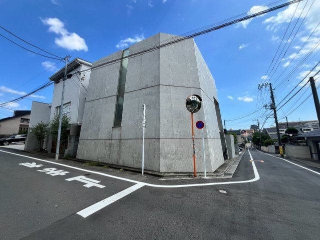 世田谷区深沢　中古戸建の前面道路含む現地写真