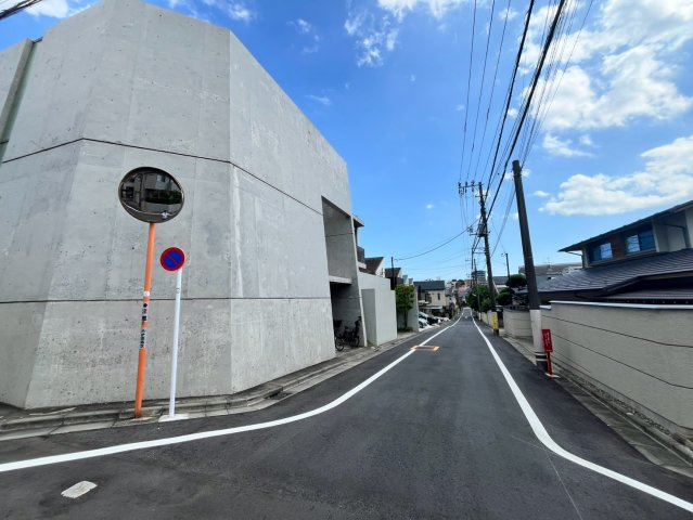 世田谷区深沢　中古戸建の前面道路含む現地写真