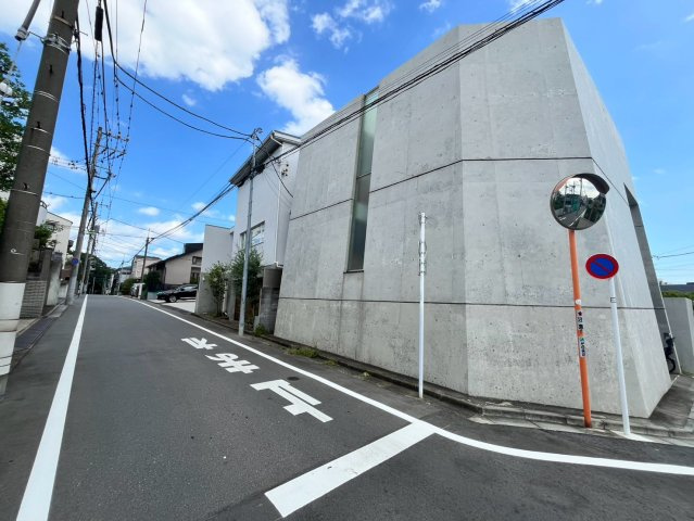 世田谷区深沢　中古戸建の前面道路含む現地写真
