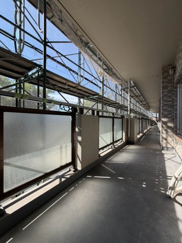 ハウスオブリザ平岸通弐番舘のバルコニー|大規模修繕工事中のため本来は隣住戸との仕切りがあります