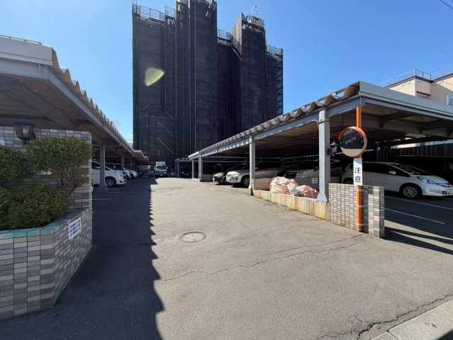 ハウスオブリザ平岸通弐番舘の駐車場
