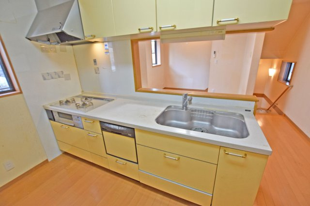 吹田市岸部南２丁目中古戸建のキッチン|お料理中でもリビング全体を見渡せて家族を見守ることができるので、小さなお子様がいらっしゃるご家庭でも安心です。