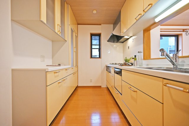 吹田市岸部南２丁目中古戸建のその他|キッチン奥には採光用＆換気用の窓が設置されています。お料理中に出た煙も素早く室外に排出できます。
