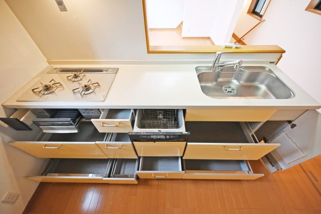 吹田市岸部南２丁目中古戸建のキッチン|ワークトップはお料理の盛り付けに便利。シンク下の収納スペースには大きなお鍋やフライパンなどの調理器具もスッポリ収納できます。又、食洗機付なので食後の片づけもスムーズです。