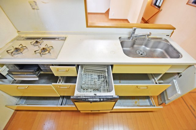 吹田市岸部南２丁目中古戸建のキッチン|ワークトップはお料理の盛り付けに便利。シンク下の収納スペースには大きなお鍋やフライパンなどの調理器具もスッポリ収納できます。又、食洗機付なので食後の片づけもスムーズです。