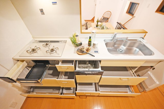 吹田市岸部南２丁目中古戸建のキッチン|ワークトップはお料理の盛り付けに便利。シンク下の収納スペースには大きなお鍋やフライパンなどの調理器具もスッポリ収納できます。又、食洗機付なので食後の片づけもスムーズです。