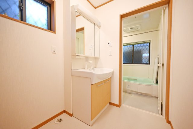 吹田市岸部南２丁目中古戸建の洗面所|三面鏡裏にはスキンケア化粧品や整髪料などの小物を、洗面ボウル下にはタオルなどを収納できます。