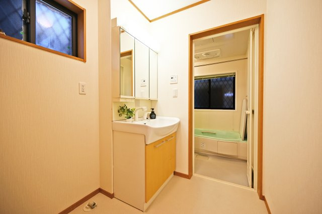 吹田市岸部南２丁目中古戸建の独立洗面台|三面鏡裏にはスキンケア化粧品や整髪料などの小物を、洗面ボウル下にはタオルなどを収納できます。