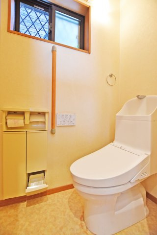 吹田市岸部南２丁目中古戸建のトイレ|一年を通して快適に利用できるウォシュレット付トイレです。
