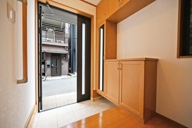 吹田市岸部南２丁目中古戸建の玄関|玄関横の収納スペースは大きな姿見付き。お出かけ前の身だしなみチェックもこれで安心です。