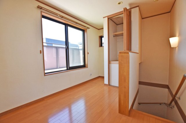 吹田市岸部南２丁目中古戸建の寝室|3階洋室4.8帖
主寝室想定のお部屋です。