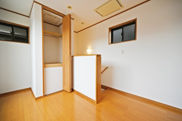 吹田市岸部南２丁目中古戸建の収納|3階洋室4.8帖
収納スペースも完備です。