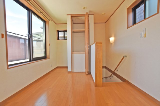 吹田市岸部南２丁目中古戸建の収納|3階洋室4.8帖
収納スペースも完備です。