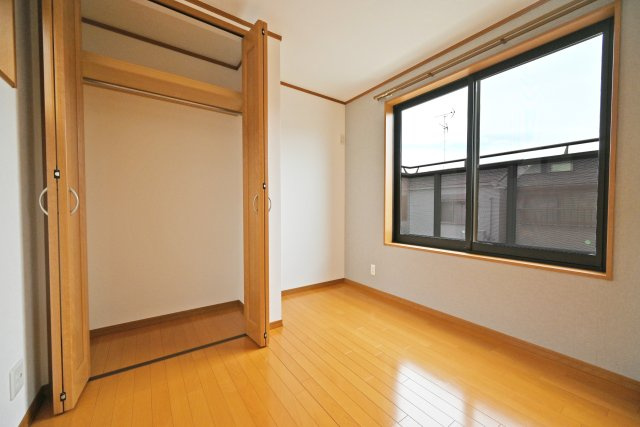 吹田市岸部南２丁目中古戸建の子供部屋|3階洋室3.4帖
子供部屋にちょうどいいサイズのお部屋です。
