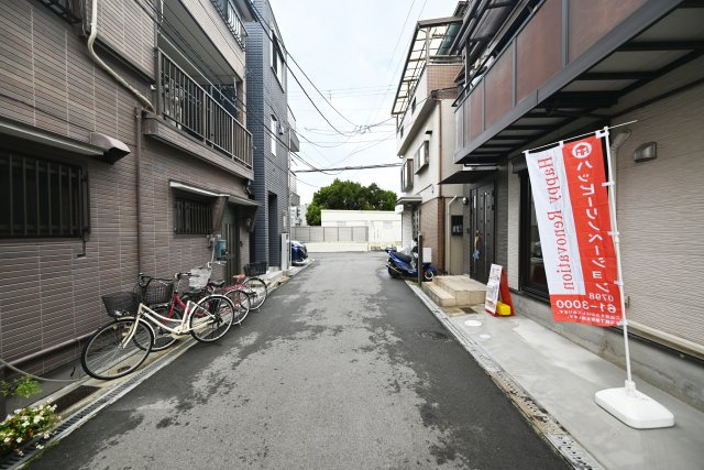 吹田市岸部南２丁目中古戸建の前面道路含む現地写真|前面道路幅員　約4ｍ