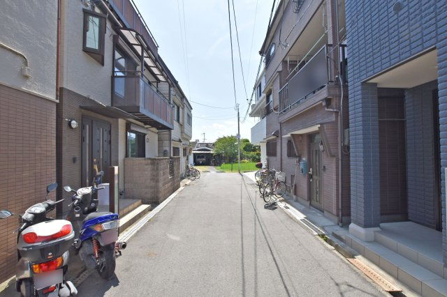 吹田市岸部南２丁目中古戸建の前面道路含む現地写真|前面道路幅員　約4ｍ