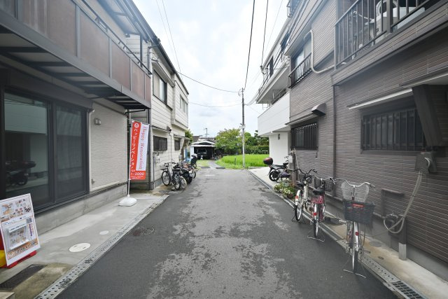 吹田市岸部南２丁目中古戸建の前面道路含む現地写真|前面道路幅員　約4ｍ