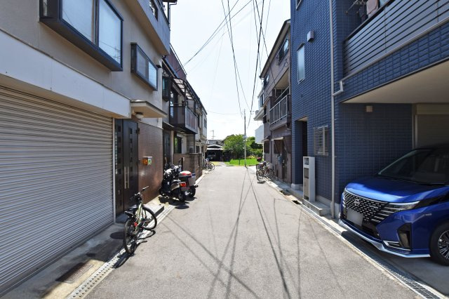 吹田市岸部南２丁目中古戸建の前面道路含む現地写真|前面道路幅員　約4ｍ
