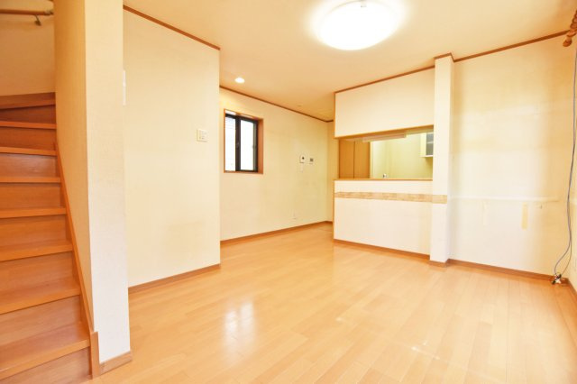 吹田市岸部南２丁目中古戸建のダイニング|約11.2帖大のLDKは家族が集まるのにちょうどいいサイズ。カウンターキッチンなので、お料理中でも家族間の会話が楽しめます。