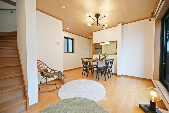 吹田市岸部南２丁目中古戸建の居間・リビング|約11.2帖大のLDKは家族が集まるのにちょうどいいサイズ。カウンターキッチンなので、お料理中でも家族間の会話が楽しめます。
