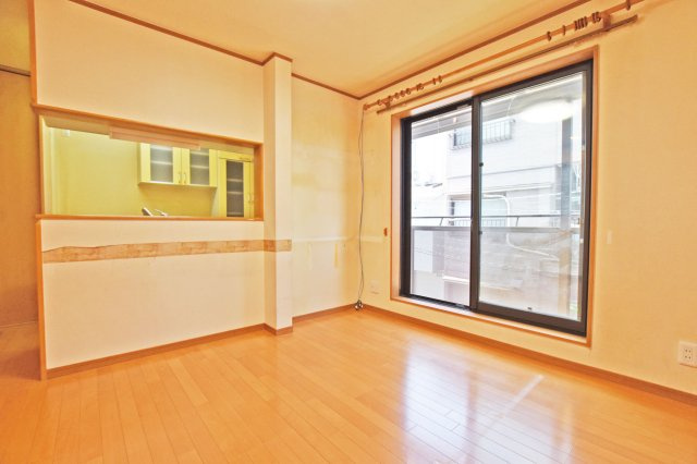 吹田市岸部南２丁目中古戸建のダイニング|南側に大きく開いた窓から明るい陽射しが差し込むリビングは家族みんなの寛ぎ空間です。