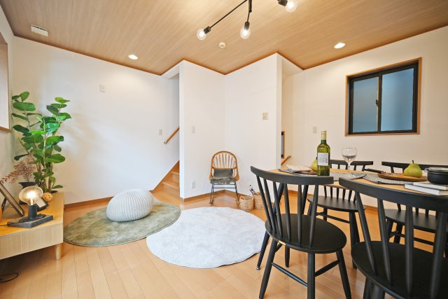 吹田市岸部南２丁目中古戸建の居間・リビング|カウンターキッチン横はダイニングスペース。テーブルを配置したら完成済みのお料理を素早く配膳できます。