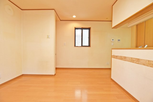 吹田市岸部南２丁目中古戸建のダイニング|カウンターキッチン横はダイニングスペース。テーブルを配置したら完成済みのお料理を素早く配膳できます。