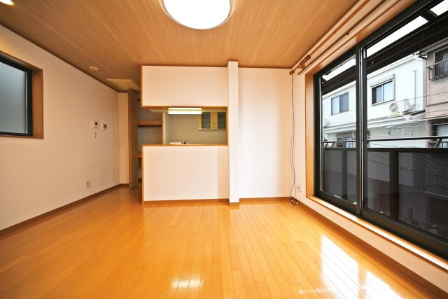 吹田市岸部南２丁目中古戸建の居間・リビング|リビング部分からキッチンに向かって撮影した写真です。お料理をしている様子が見えるので色んな会話も弾みます。学校での出来事や職場での話など話題は尽きません。