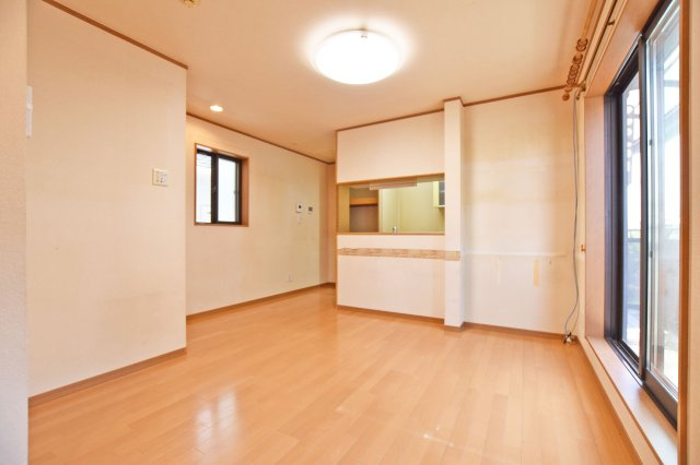 吹田市岸部南２丁目中古戸建の居間・リビング|リビング部分からキッチンに向かって撮影した写真です。お料理をしている様子が見えるので色んな会話も弾みます。学校での出来事や職場での話など話題は尽きません。