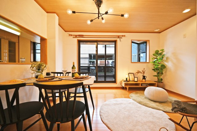 吹田市岸部南２丁目中古戸建の居間・リビング|南側に大きく開いた窓から明るい陽射しが差し込むリビングは家族みんなの寛ぎ空間です。