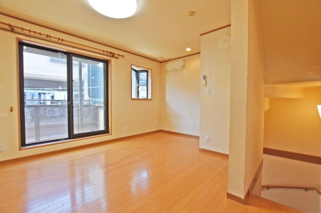 吹田市岸部南２丁目中古戸建の居間・リビング|リビング階段が採用されています。自然と家族同士が顔を合わせやすくなりますのがいいですね。