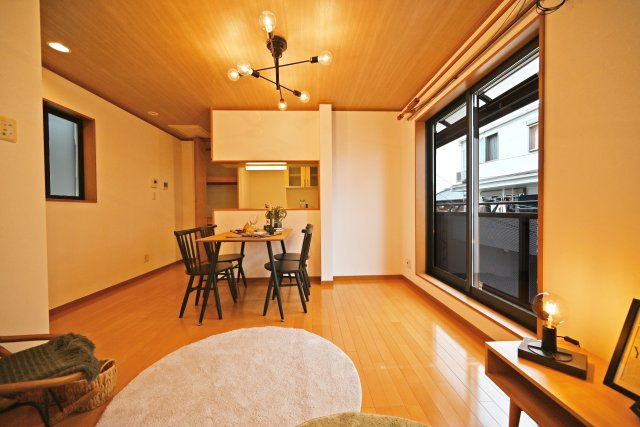 吹田市岸部南２丁目中古戸建の居間・リビング|リビング部分からキッチンに向かって撮影した写真です。お料理をしている様子が見えるので色んな会話も弾みます。学校での出来事や職場での話など話題は尽きません。