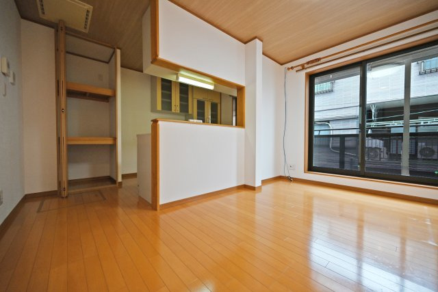 吹田市岸部南２丁目中古戸建のキッチン|開放的な対面式キッチンはお料理中でも家族とのコミュニケーションが途切れないのがいいですね。