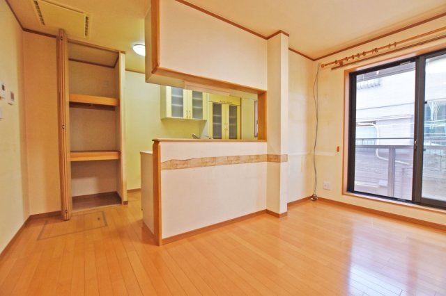 吹田市岸部南２丁目中古戸建のキッチン|開放的な対面式キッチンはお料理中でも家族とのコミュニケーションが途切れないのがいいですね。