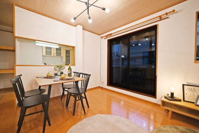 吹田市岸部南２丁目中古戸建のキッチン|開放的な対面式キッチンはお料理中でも家族とのコミュニケーションが途切れないのがいいですね。