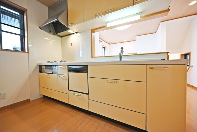 吹田市岸部南２丁目中古戸建のキッチン|キッチン奥には採光用＆換気用の窓が設置されています。お料理中に出た煙も素早く室外に排出できます。