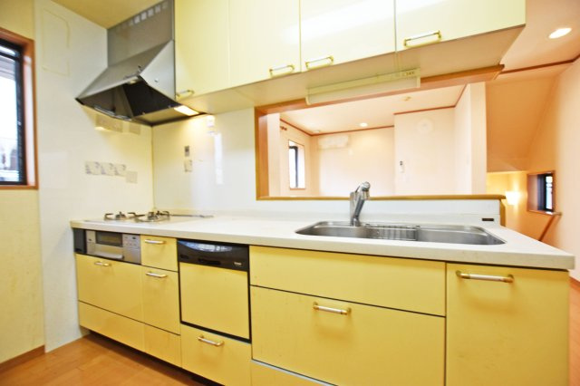 吹田市岸部南２丁目中古戸建のキッチン|キッチン奥には採光用＆換気用の窓が設置されています。お料理中に出た煙も素早く室外に排出できます。