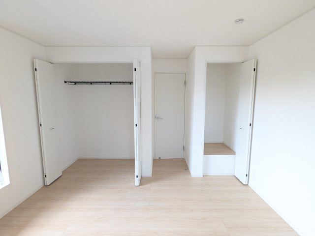 土浦市生田町　第4　新築戸建　4号棟の収納|大容量のクローゼットを完備。衣類から季節家電までスッキリ片付き、空間を有効活用できます。