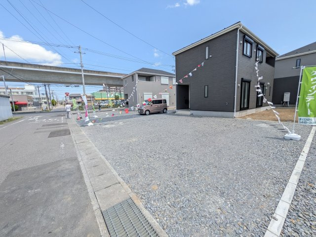 土浦市生田町　第4　新築戸建　4号棟の前面道路含む現地写真|写真だけでは伝わらない快適さを、ぜひ現地で体感しませんか？
即日見学可能です！平日のご案内も可能です♪
お気軽にお問合せまたはお電話ください！
0297-86-8370まで【リアライズ不動産】