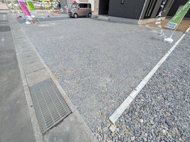 土浦市生田町　第4　新築戸建　4号棟の駐車場|駐車3台可能で、出し入れしやすいゆとりのカースペース。
月々の駐車場代が不要な点も大きな魅力です。