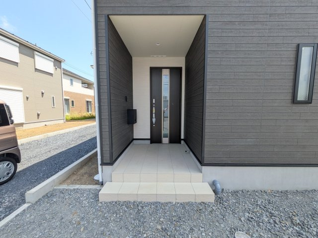 土浦市生田町　第4　新築戸建　4号棟の玄関|玄関ドアはカードキーで開閉も楽々♪
スマホでの開錠と施錠も可能です！
玄関上部には人感センサー付きのダウンライトがあるので、夜間の帰宅時に自動で点灯してくれます♪
防犯対策面にも一役買ってくれます！