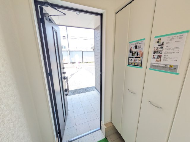 土浦市生田町　第4　新築戸建　4号棟の玄関|家族全員の靴がスッキリ片付く大容量シューズボックス完備。お客様を気持ちよく迎えられる、明るく清潔感あふれる玄関です。