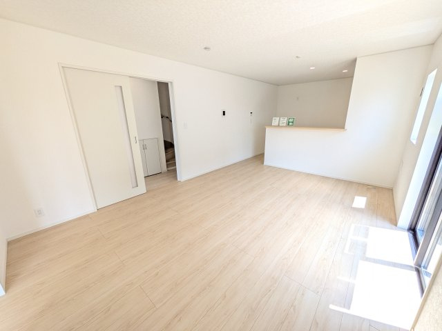 土浦市生田町　第4　新築戸建　4号棟の居間・リビング|家族の会話が自然と弾む、広々としたゆとりのLDK。南西向きの窓からたっぷりの光が射し込む明るく快適な空間です。
